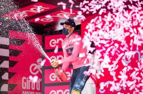 Se viste de rosa: Filippo Ganna vuela para imponerse en la primera etapa del Giro de Italia