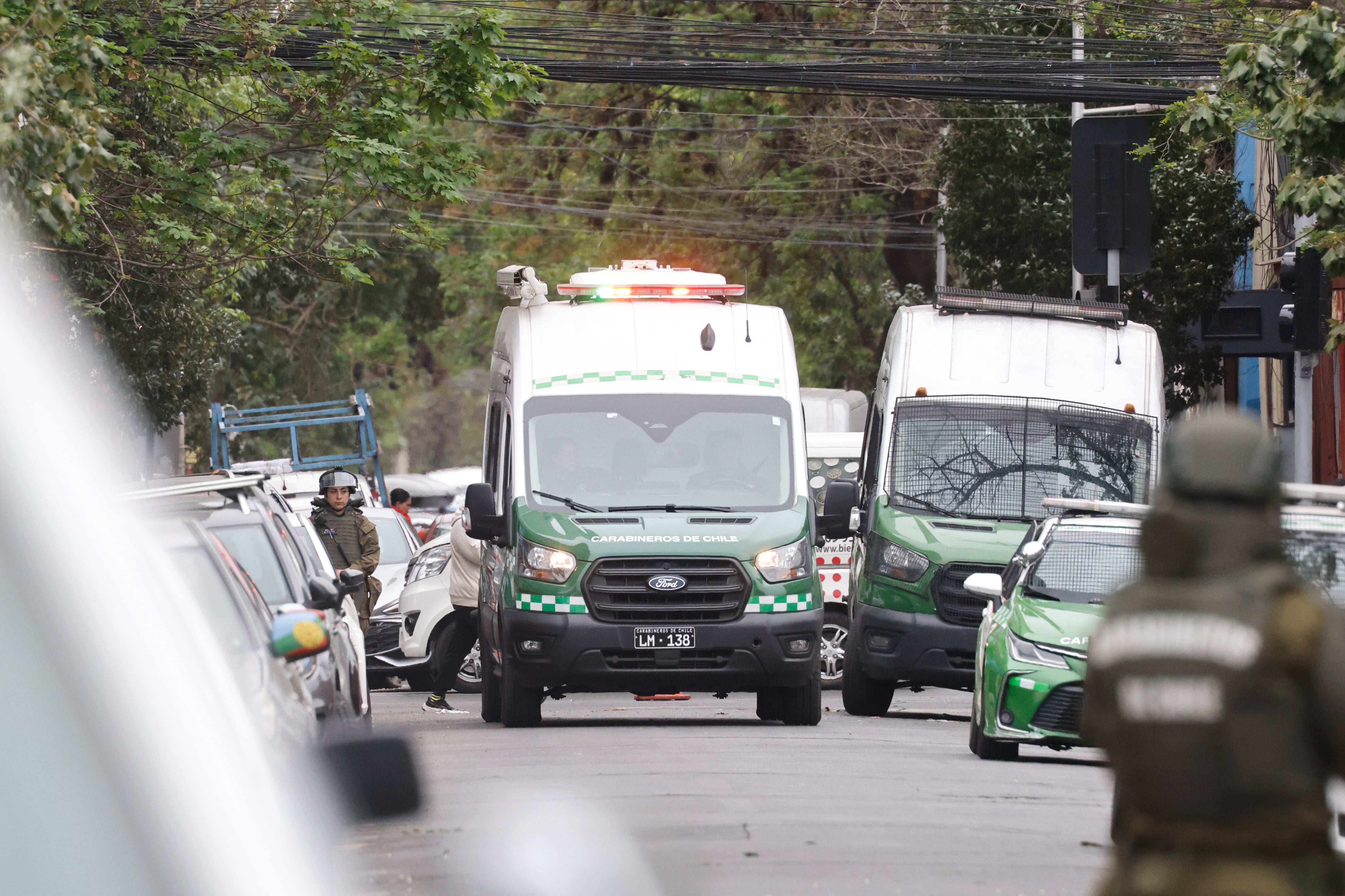 Balacera en Santiago Centro deja una mujer herida: presunto autor se esconde en casa y huye de Carabineros