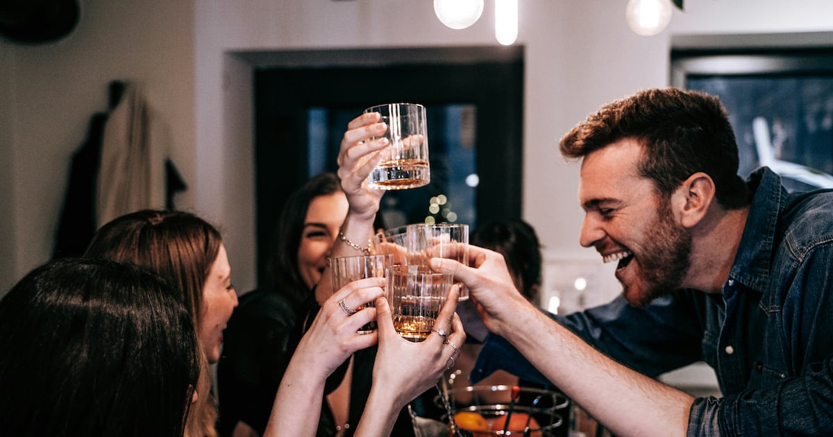 Científicos piden freno a la creación de organismos espejo: riesgos y dilemas de una frontera biotecnológica