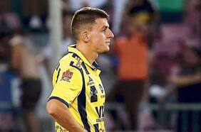 La rodilla izquierda saca a Cerato del ataque de Everton