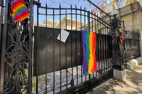 Movilh protesta fuera de la Embajada de Argentina en Chile tras declaraciones de Milei sobre la comunidad LGBTQI+