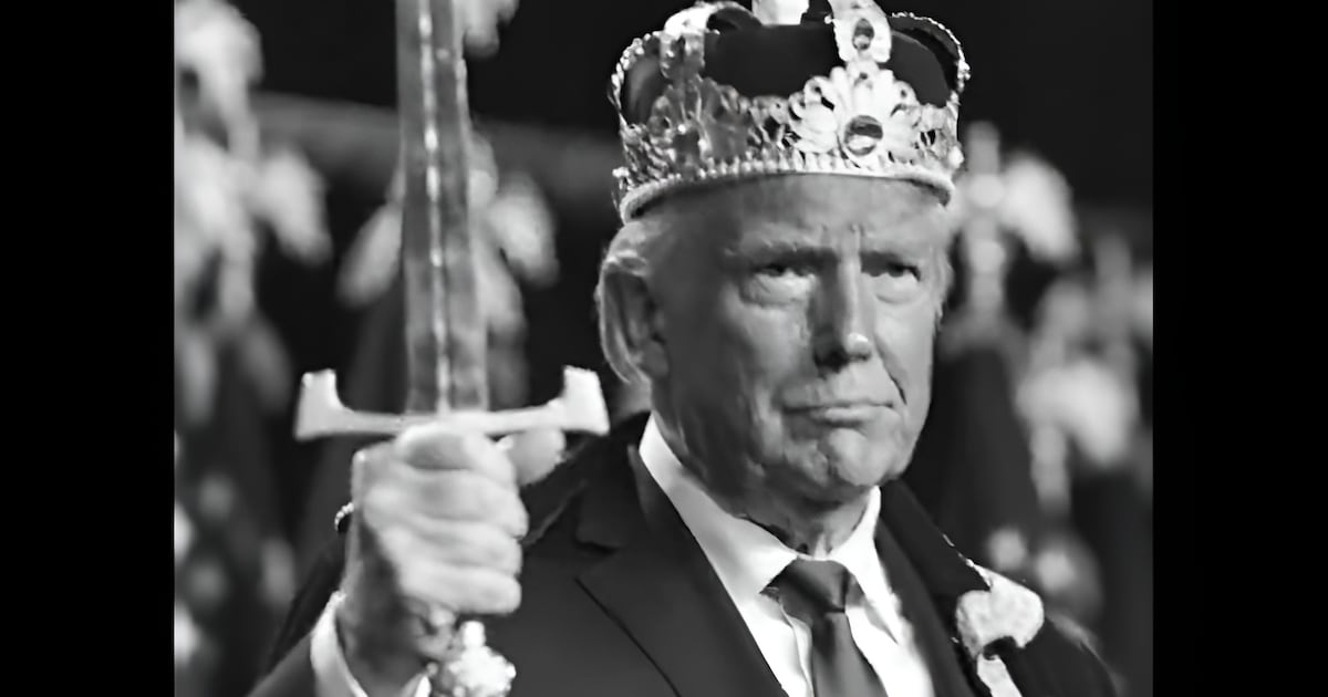 Con corona y espada: la irónica respuesta de Trump a las multitudinarias protestas del movimiento No Kings
