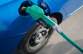 Estos son los descuentos en bencina disponibles en agosto que permiten ahorrar hasta $300 por litro