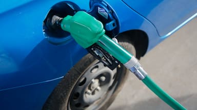 ¿Sube o baja la bencina? Revisa el precio del combustible para los próximos días