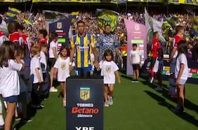 Un pasillo de espaldas y en silencio: la protesta de Estudiantes de La Plata contra Rosario Central tras su polémico título