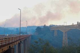 Continúa el combate del incendio forestal en Collipulli