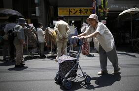 El dramático método al que recurren abuelas en Japón con el fin de sentirse acompañadas