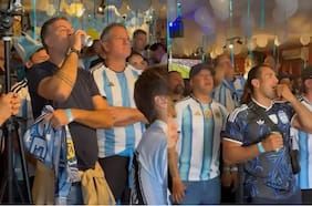 La postal más llamativa del Mundial: los hinchas brasileños que rechazan al Scratch y alientan a Argentina de Lionel Messi