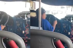 Pasajeros captan a un niño manejando un microbús: el chofer autorizó al menor