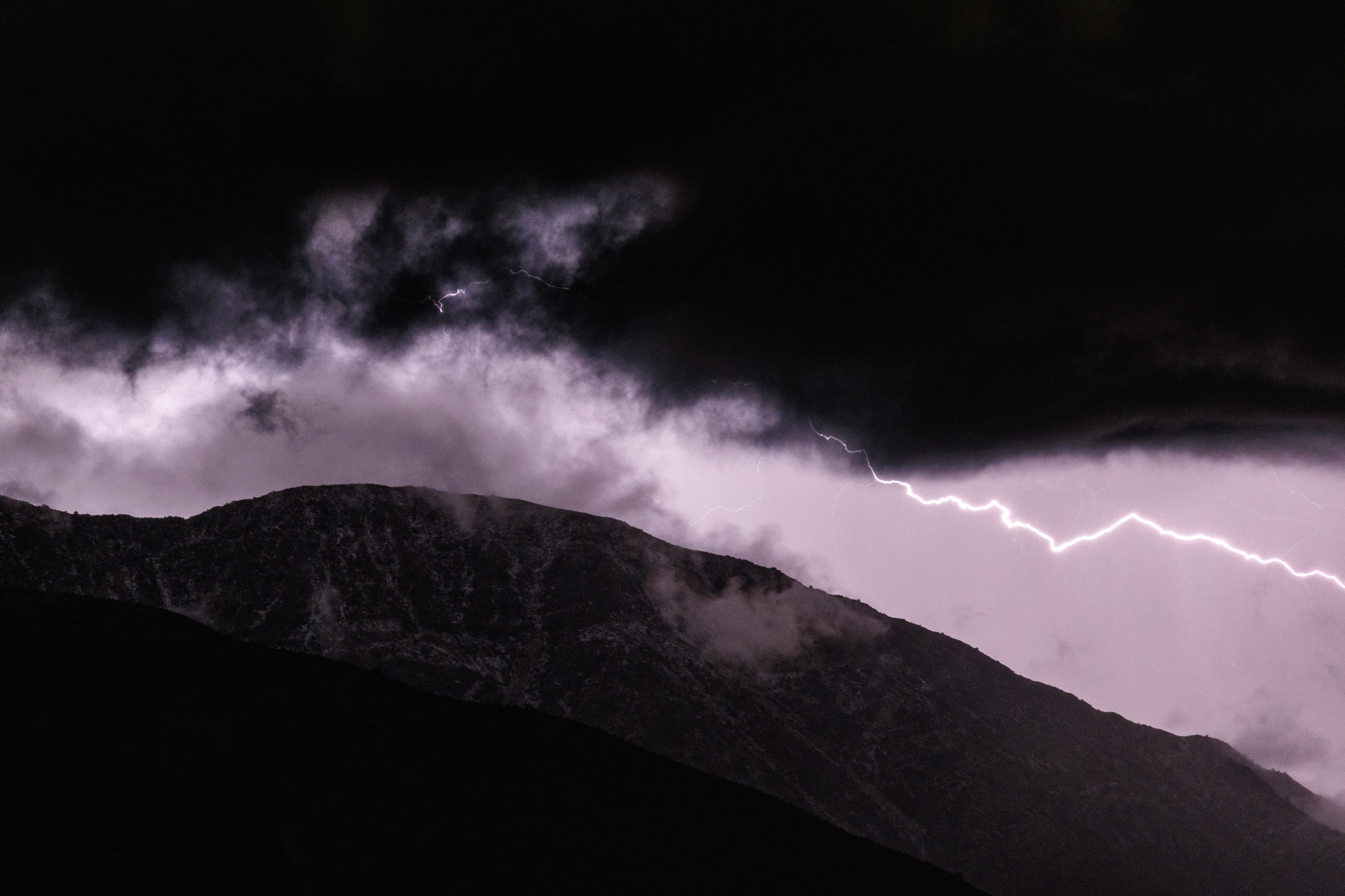 Pronostican tormentas eléctricas desde este domingo en ocho regiones: se registrarían granizadas y fuertes vientos