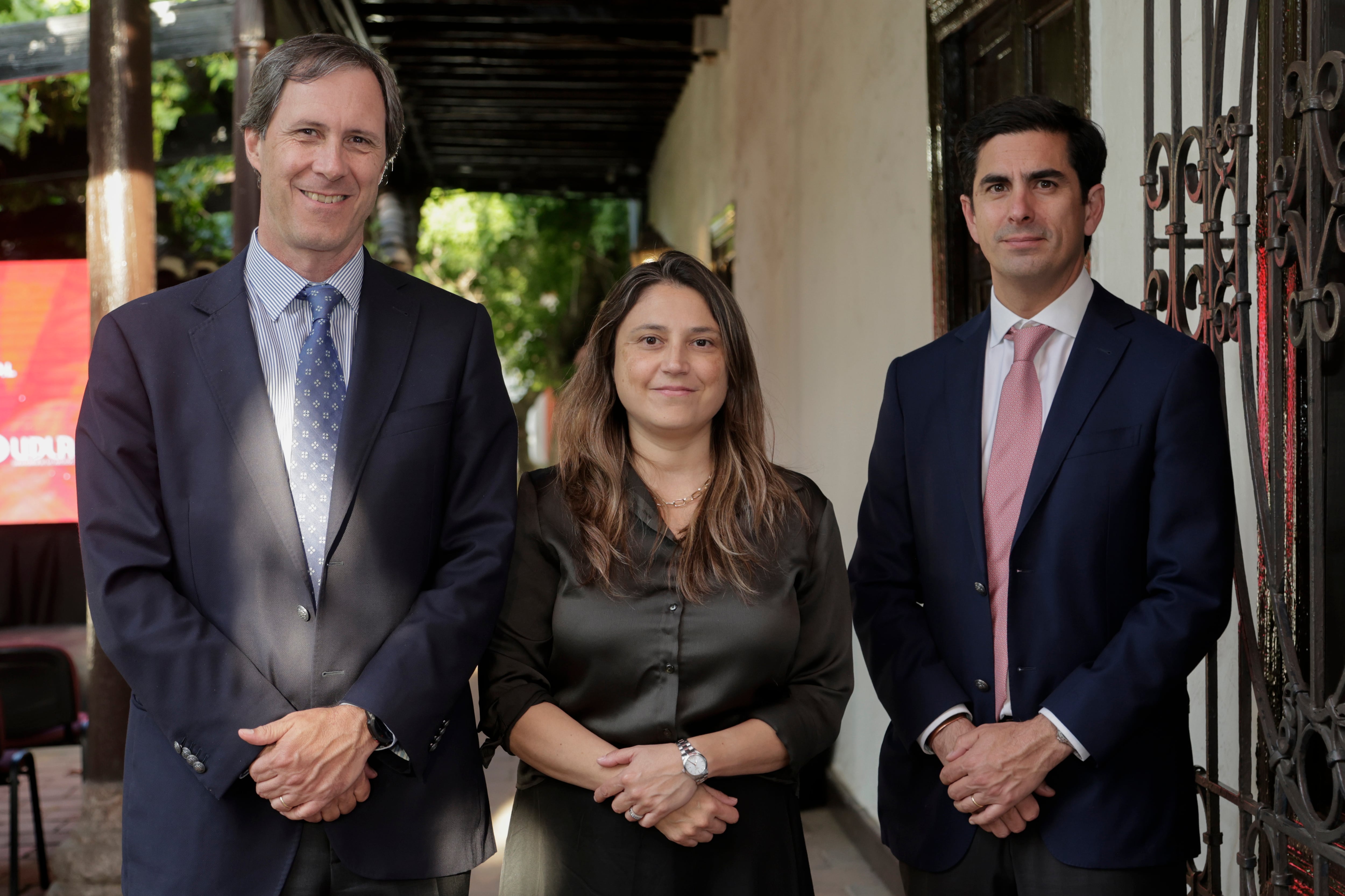 Sebastián Bunster, gerente de Santander Universidades;
Fabiola Novoa, directora general Relaciones Internacionales de UNAB; y Harken Jensen, gerente de Instituciones e Inmobiliarias de Santander Chile.