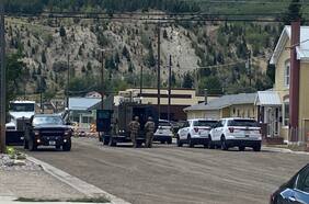 Buscan a veterano de guerra por asesinar a cuatro personas tras un tiroteo en un bar de Estados Unidos
