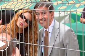 Conductor abandona transmisión en vivo del mundial para sacarse una foto con Shakira