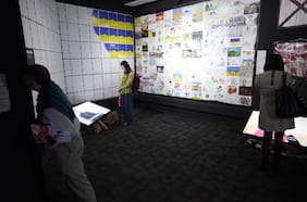 “No hay niños, hay gente”: Ucrania recuerda a menores secuestrados por Rusia con exhibición en Santiago