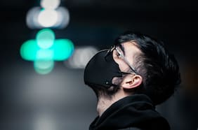 “Se está propagando más rápidamente que Delta”: Ómicron produce síntomas más leves, pero su elevada circulación seguirá generando nuevas variantes