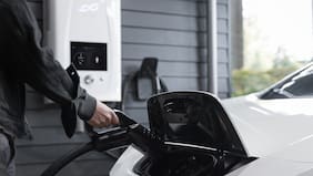 Sin enchufe: las barreras legales y técnicas que frenan la electromovilidad en los edificios de Chile