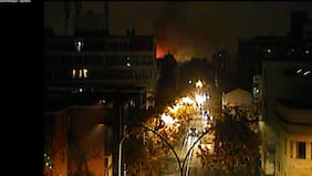 Voraz incendio en Santiago centro provoca derrumbe: hay personas atrapadas