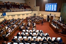 Diputados de oposición piden a Boric poner urgencia a proyecto que reduce a 120 el número de diputados
