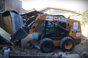 Realizan operativo de demolición en inmueble tomado en San Ramón: vivienda era utilizada para venta de drogas