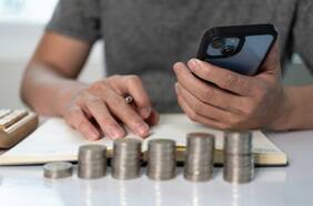 Encuesta revela que 4 de cada 10 chilenos destinan más del 40% de sus ingresos al pago de deudas