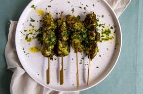 Cómo hacer brochetas de pollo y pesto de hierbas