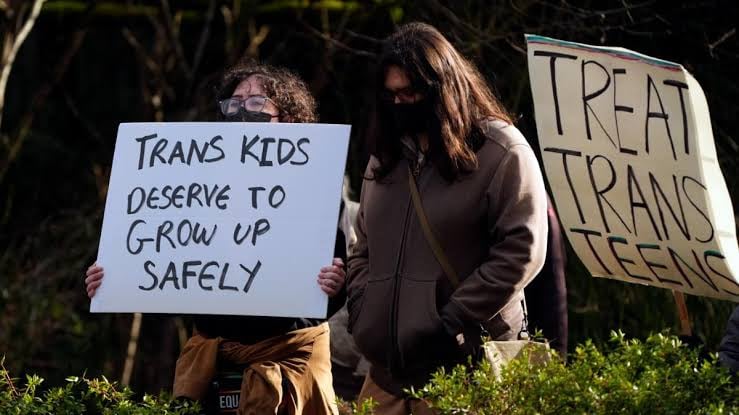 Manifestante por los derechos de las personas trans en Estados Unidos.