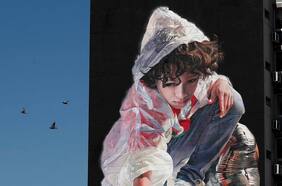 Artista argentino realiza murales gigantes inspirados en sequía del río Paraná