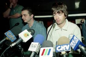 Una tocata en el hotel y discos en la radio: las historias desconocidas de las visitas de Oasis a Chile