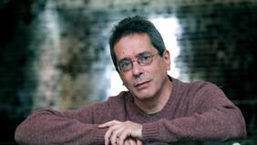 Con la influencia de su madre y de Borges: llega un libro guía sobre la literatura de César Aira