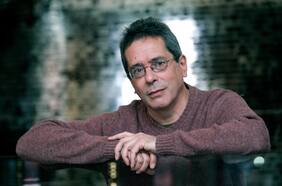 Con la influencia de su madre y de Borges: llega un libro guía sobre la literatura de César Aira