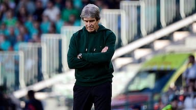 “Su equipo fue un juguete roto”: prensa española carga contra Pellegrini tras abultada caída del Betis ante Barcelona