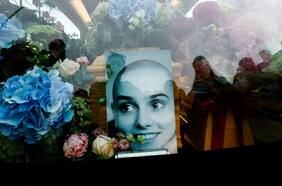 Flores, canciones y la presencia de U2: así fue el emotivo funeral de Sinéad O’Connor