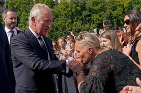 Carlos III arriba al Palacio de Buckingham y alista su primer discurso formal como rey