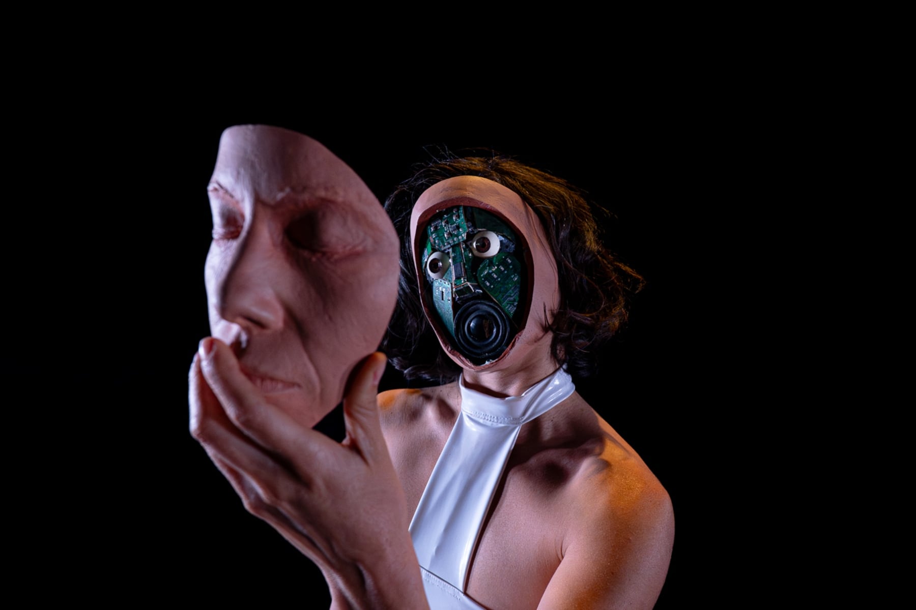 Entre fembots y colapso digital: "La invivible" llega a Teatro La Memoria