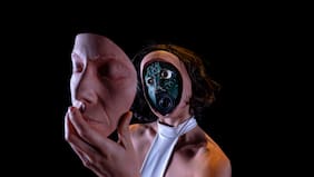 Entre fembots y colapso digital: “La invivible” llega a Teatro La Memoria