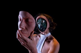 Entre fembots y colapso digital: “La invivible” llega a Teatro La Memoria