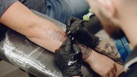 Podrían legalizar los tatuajes en Corea del Sur: cómo trabajan los tatuadores en medio de la censura