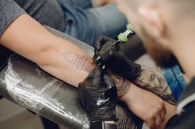 Podrían legalizar los tatuajes en Corea del Sur: cómo trabajan los tatuadores en medio de la censura