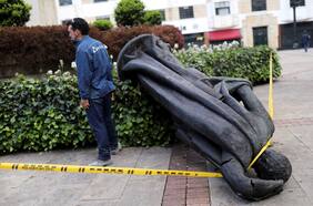 Indígenas derriban más estatuas de conquistadores en Colombia