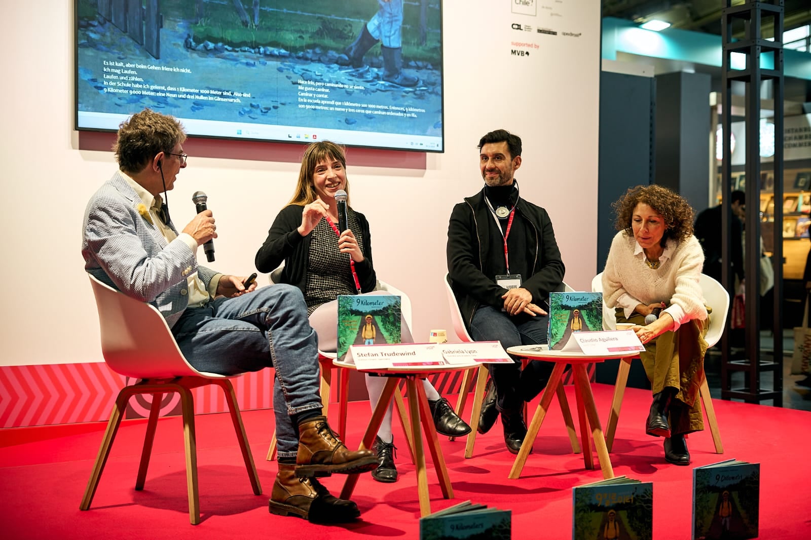 Charla: How works the internationalization of a picture book? The case of 9 kilometros. Participaron los chilenos Claudio Aguilera, autor, Gabriela Lyon, ilustradora y co-autora. Moderó: Stefan Trudewind, Edition Orient, Alemania