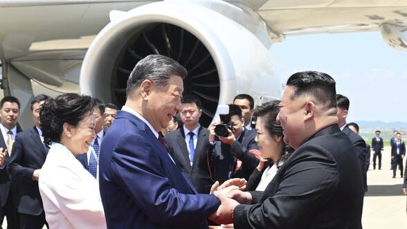 Xi Jinping visita Corea del Norte para reforzar lazos de una amistad “invencible”