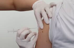 Tercera dosis al banquillo: ¿Es realmente necesario vacunarse de nuevo?