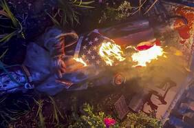 Derriban y queman estatua de Colón en manifestación en Virginia