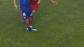 ¿Era roja? Revisa la violenta infracción sobre Javier Altamirano que Cristián Galaz dejó sin castigo