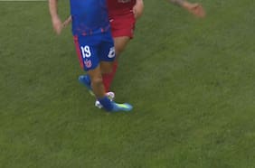 ¿Era roja? Revisa la violenta infracción sobre Javier Altamirano que Cristián Galaz dejó sin castigo