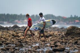 El surf chileno sueña con Tokio: Estela López y Manuel Selman siguen avanzando en el Preolímpico