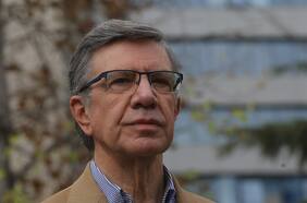 Lavín critica cobertura de bono anunciado por el gobierno y Monckeberg responde que se podrá acreditar disminución de ingresos vía declaración jurada