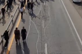 Fuerzas de seguridad iraníes abren fuego contra los manifestantes reunidos por miles para conmemorar los 40 días desde la muerte de  Mahsa Amini