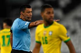 Peruanos y brasileños acusan insultos del árbitro chileno Roberto Tobar y lo tildan de “arrogante”