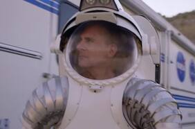 Steve Carell intenta correr en un traje de astronauta en el nuevo tráiler de Space Force